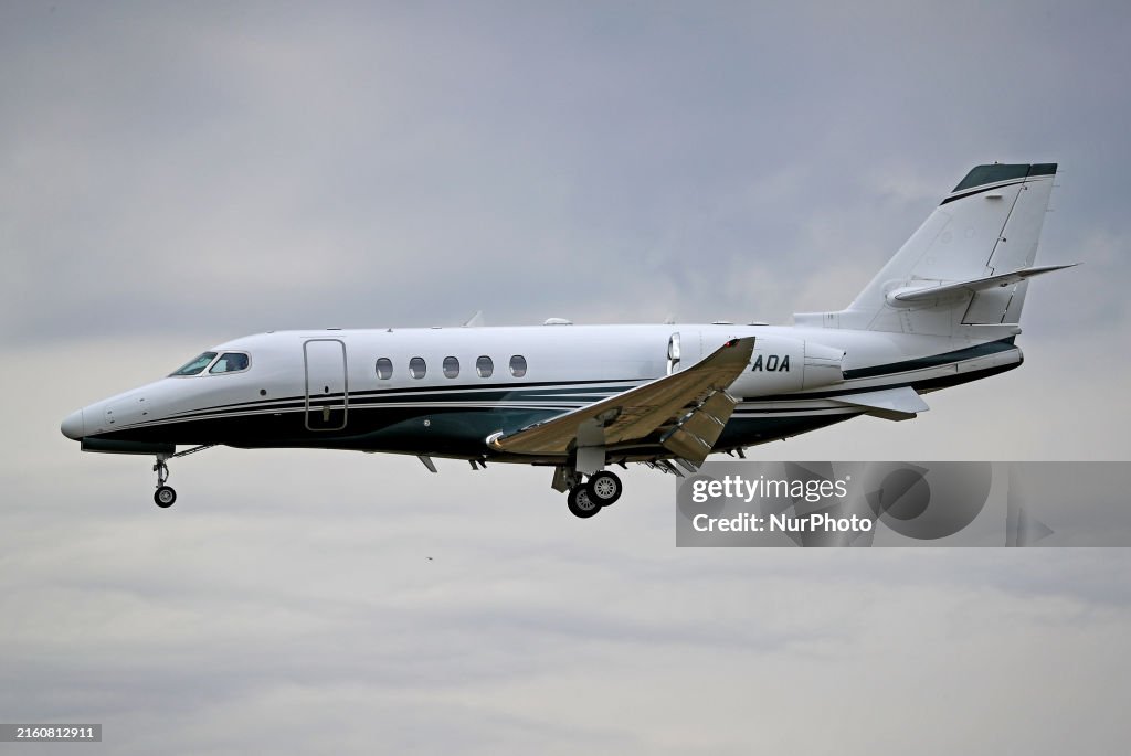 Diverse aircraft landing
