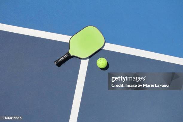 outdoor pickleball court lines with pickleball paddle and ball - spielregeln stock-fotos und bilder