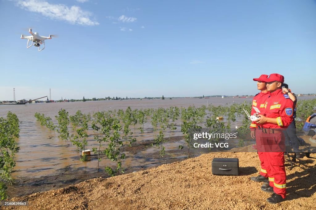 Rescue Forces Gather In Dongting Lake To Close Dike Breach