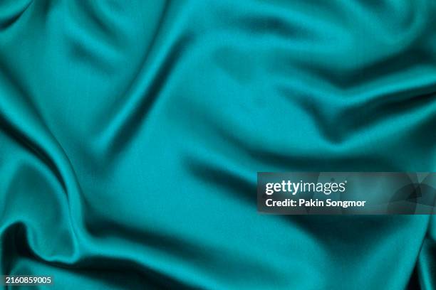 emerald green silk fabric wave pattern background. - seda imagens e fotografias de stock