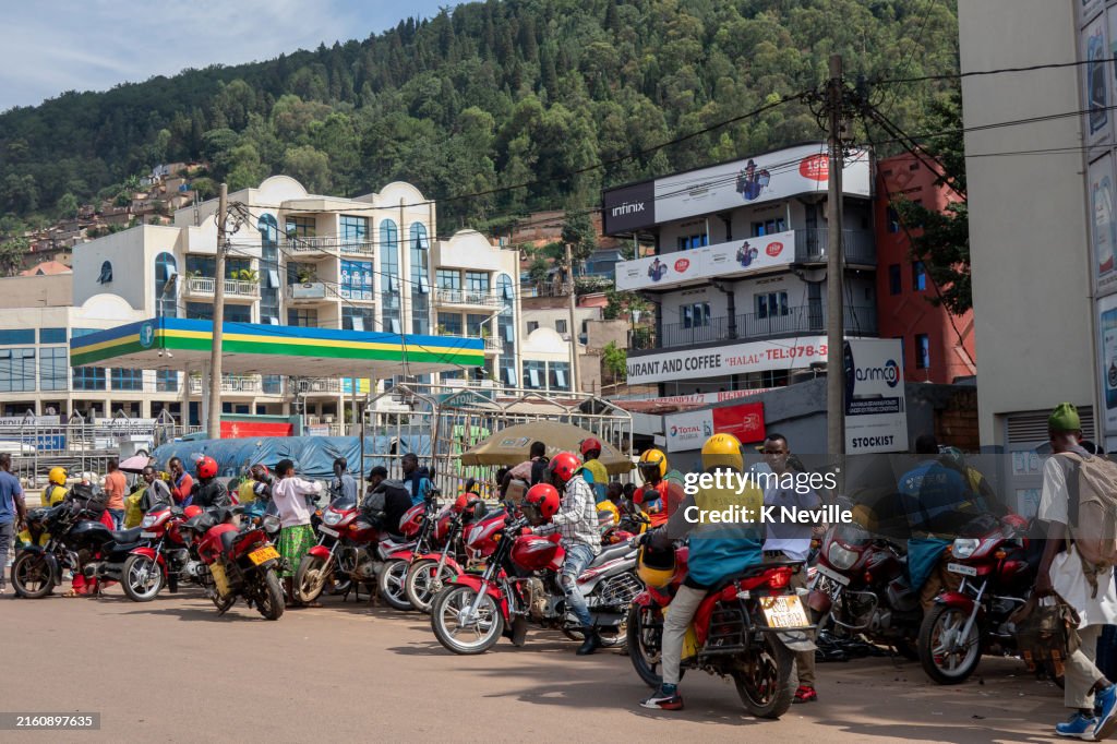 Escena callejera de Kigali con motos de taxi Moto