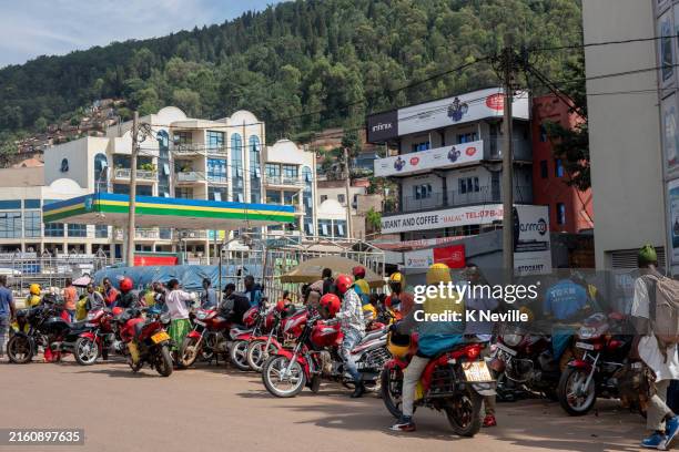 scène de rue de kigali avec des motos-taxis - rwanda photos et images de collection