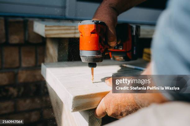 man uses power drill - schroevendraaier stockfoto's en -beelden