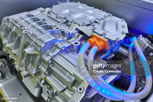 close-up of car electric engine - fahrzeug mit hybrid antrieb stock-fotos und bilder