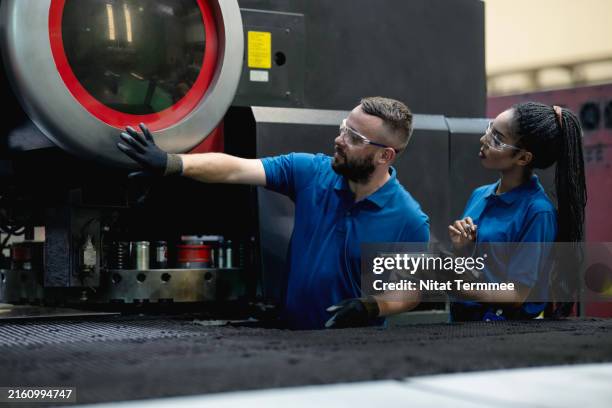 optimizing operations, ensuring quality control, and driving continuous improvement in manufacturing. - industriearbeiter stock-fotos und bilder