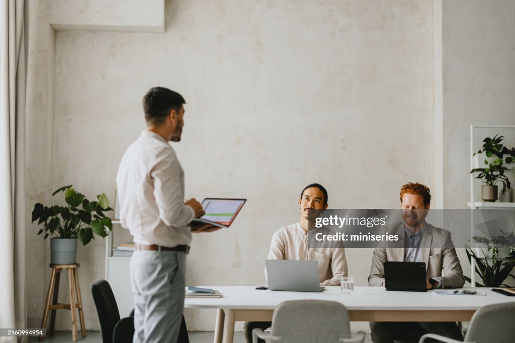 Geschäftstreffen im modernen Büro mit Teamzusammenarbeit