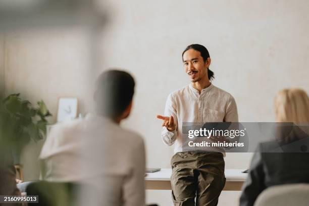 business meeting with presenter in modern office setting - sexo masculino imagens e fotografias de stock