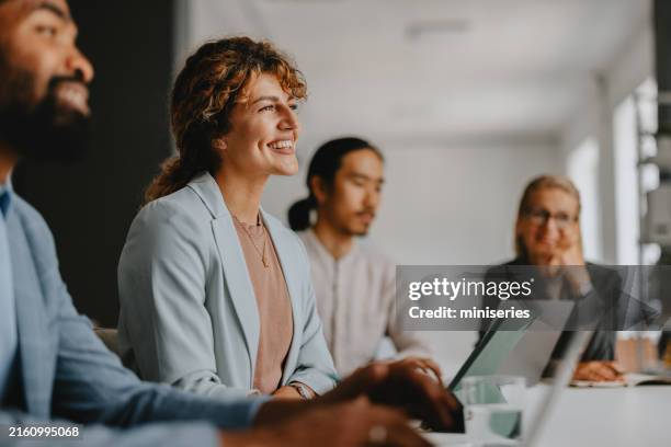 diverse group of business professionals collaborating in modern office - scharf stock-fotos und bilder