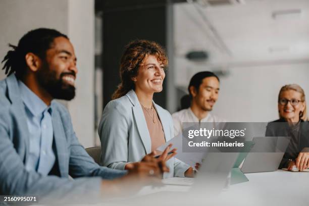 gruppo eterogeneo di colleghi che hanno una riunione di lavoro - movimento foto e immagini stock