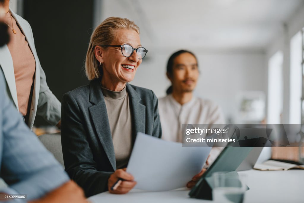 Leitende Geschäftsfrau, die das Team bei einem Büromeeting leitet