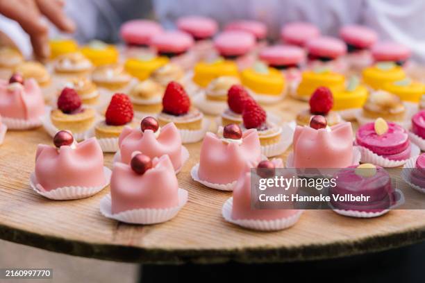 petit fours - petit four stock-fotos und bilder