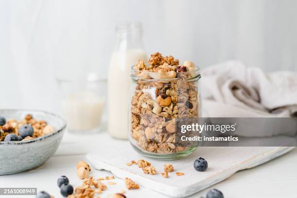 knuspriges granola mit nüssen - eingemacht stock-fotos und bilder