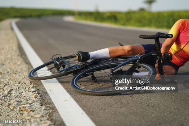 fahrradunfall. - unfall stock-fotos und bilder