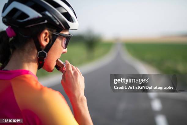 erholungssnack nach einer radübung. - rennrad stock-fotos und bilder