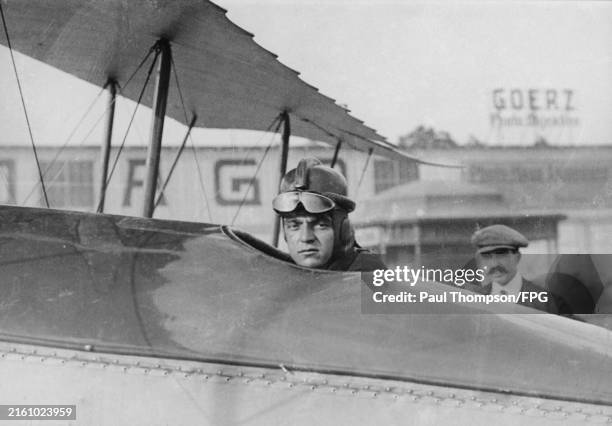 Photo biplan francais avec pilote, soldat et mecaniciens (?) Photo biplan francais avec pilote, soldat et mecaniciens (?)