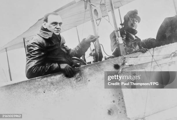 Photo biplan francais avec pilote, soldat et mecaniciens (?) Photo biplan francais avec pilote, soldat et mecaniciens (?)