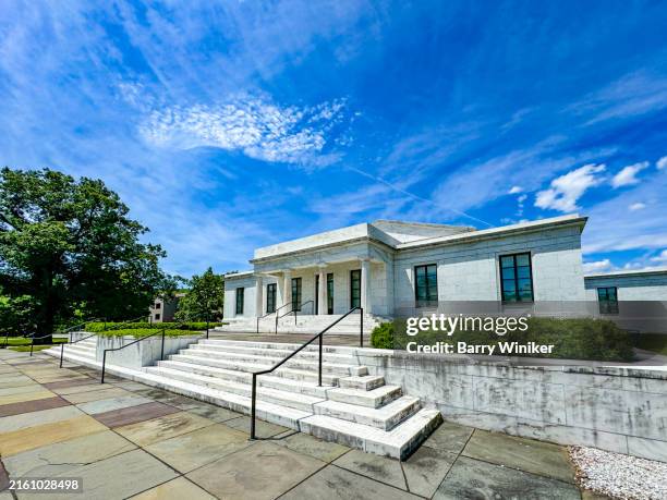 white marble building of the original clark art institute, williamstown - massachusetts stockfoto's en -beelden