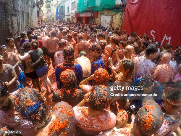 la tomatina festival in buñol, valencia, spain - tomatina fotografías e imágenes de stock