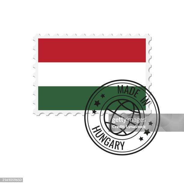 hergestellt in ungarn abzeichen-vektor. aufkleber mit ungarischer nationalflagge. tintenstempel isoliert auf weißem hintergrund. - ungarn stock-grafiken, -clipart, -cartoons und -symbole