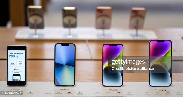 Various iPhone models, including the iPhone SE, iPhone 13, iPhone 14 and iPhone 14 Plus, are available in the Apple Store on Kurfürstendamm. Photo:...