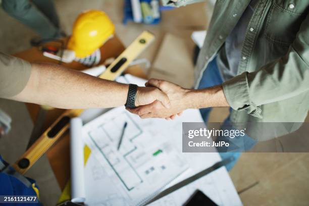 proprietario di casa che stringe la mano all'operaio edile - imprenditore edile foto e immagini stock