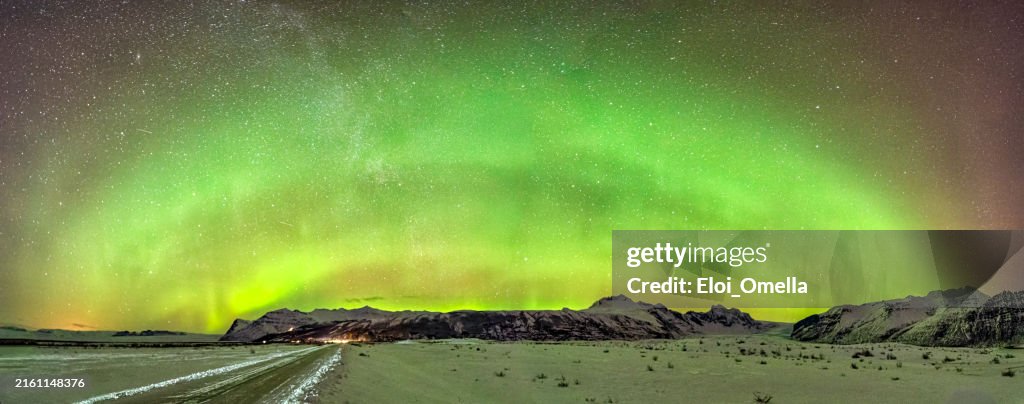 Panoramablick auf Nordlichter über den isländischen Bergen