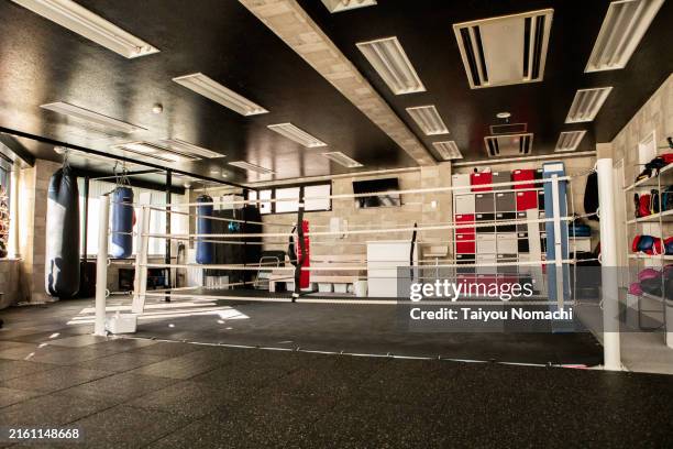 empty kickboxing ring in a gym - ring de boxeo fotografías e imágenes de stock