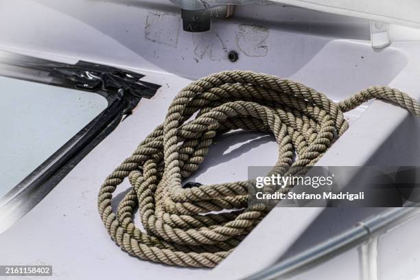 rope with knot on the boat deck - cabrestante imagens e fotografias de stock