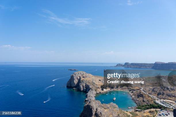 greece lindos seascape under sunny day - insel rhodos inselgruppe dodekanes stock-fotos und bilder