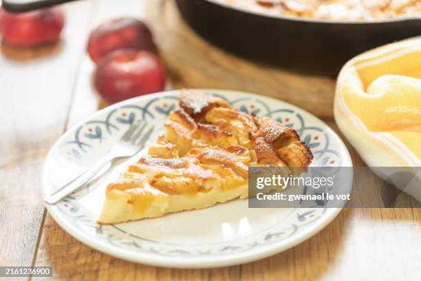 summery peach clafoutis - pudim-de-leite imagens e fotografias de stock