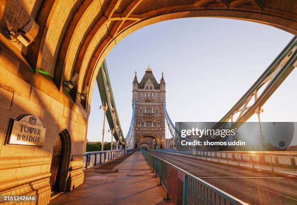 tower bridge - london at sunrise - londres fotografías e imágenes de stock
