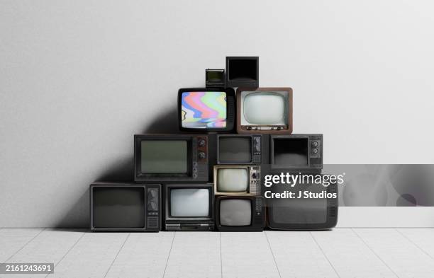 stack of old tvs - televisietoestel stockfoto's en -beelden
