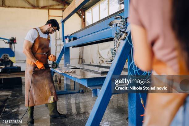 it's nice to be a stonecutter - grafsteen stockfoto's en -beelden