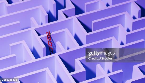 escaping a maze with a ladder - solucion fotografías e imágenes de stock