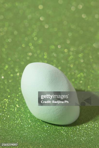colorful makeup sponge on glitter background - verde jade imagens e fotografias de stock