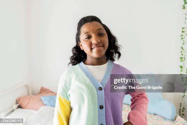 portrait of confident pre-teen girl standing in bedroom at home - jolie fille 13 ans photos et images de collection
