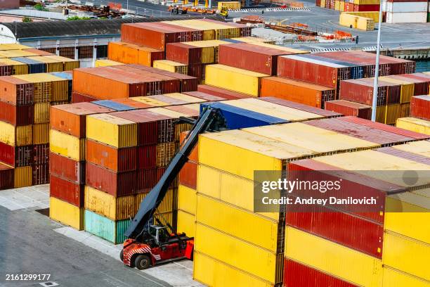 vista de cima para baixo de contêineres multicoloridos e equipamentos industriais do porto de la spezia, itália. - shipping container top view - fotografias e filmes do acervo
