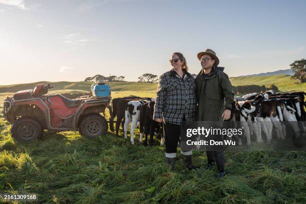 young farming couple - veau jeune animal photos et images de collection