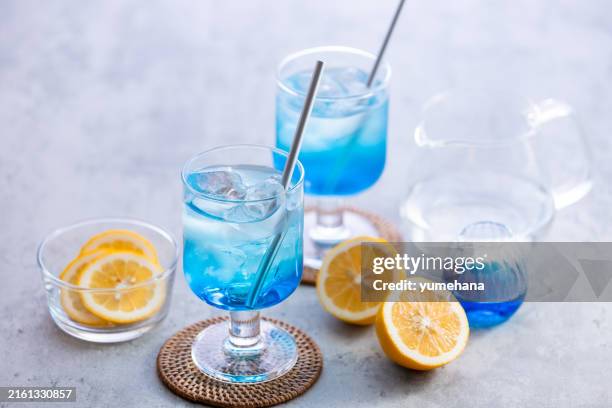 refreshing blue drink or cocktail with ice - blue curacao stock pictures, royalty-free photos & images
