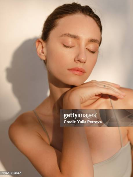 close-up portrait of a woman with clean, moist skin in the sunlight - soin de la peau photos et images de collection