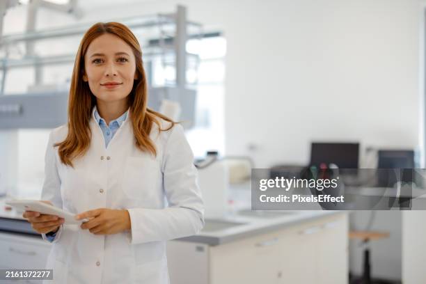 she’s an important part of the scientific lab - vetenskaplig forskning bildbanksfoton och bilder