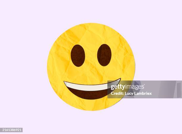 paper cut laughing emoji eyes open - cara sonriente antropomórfica fotografías e imágenes de stock