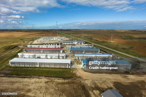 prise de vue par drone d’un centre de données dans le dakota du nord - minage de crypto monnaie photos et images de collection