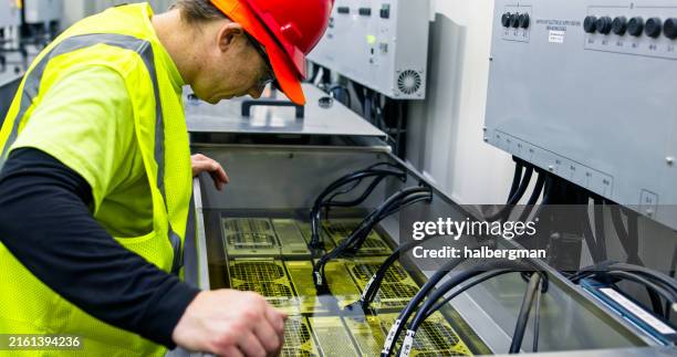 technician inspecting server in immersion cooling tank - datacenter bildbanksfoton och bilder