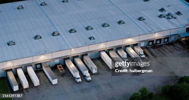 foto a ojo de pájaro de camiones estacionados en un almacén en houston, texas - transporte de carga fotografías e imágenes de stock