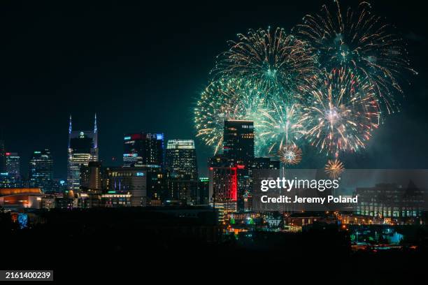 colorful green 4th of july or new year's eve celebration fireworks over downtown nashville, tennessee - nashville stockfoto's en -beelden