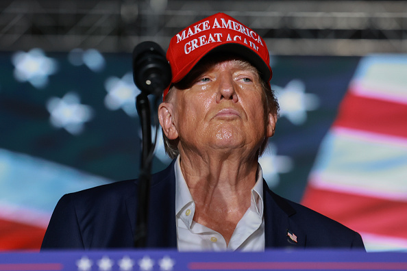 Дональд Трамп кинувся зі сцени після пострілів на мітингу (NASDAQ:DJT) Дональд Трамп кинувся зі сцени після пострілів на мітингу (NASDAQ:DJT)