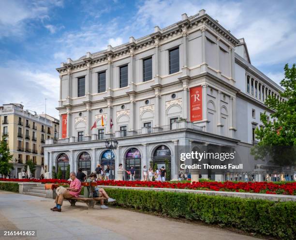 à l’extérieur de l’opéra teatro real à madrid, espagne - opéra photos et images de collection