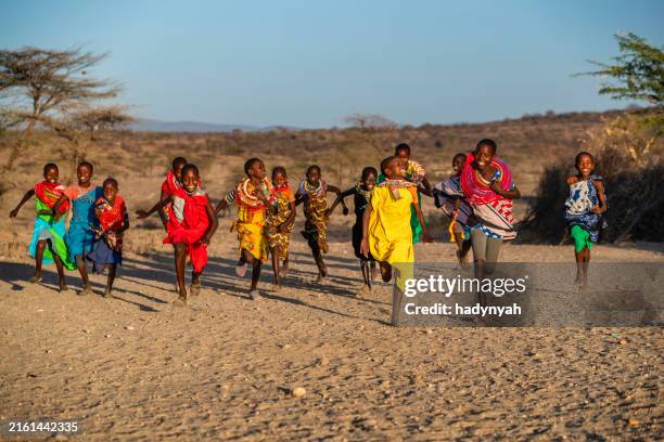grupo de niños africanos de la tribu samburu, kenia, áfrica - african tribe girls fotografías e imágenes de stock
