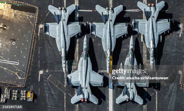 f/a-18e super hornet is parked on an american military aircraft carrier at sea. - gevechtsvliegtuig stockfoto's en -beelden